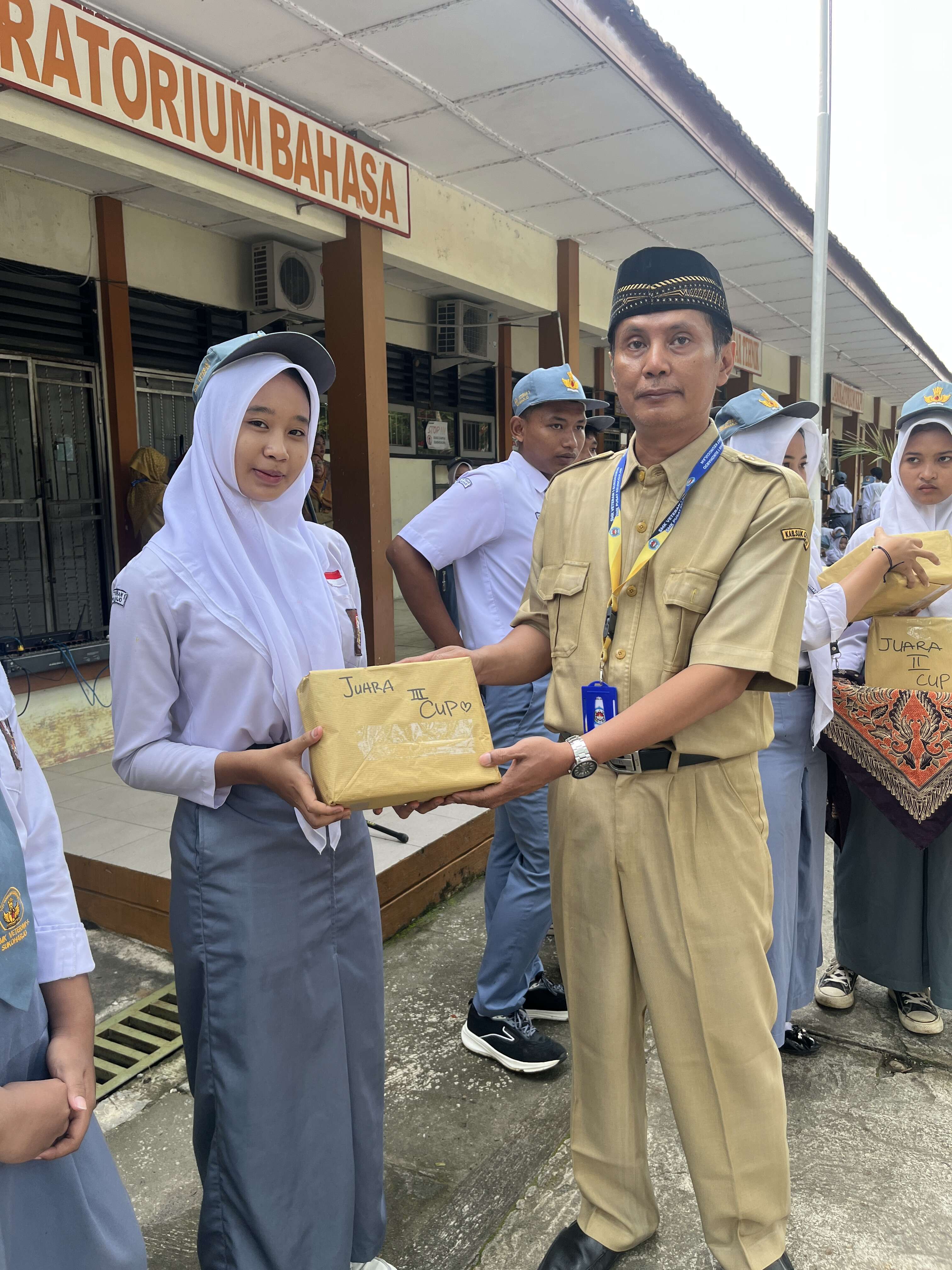 Pemberian hadiah lomba jeda waktu semester